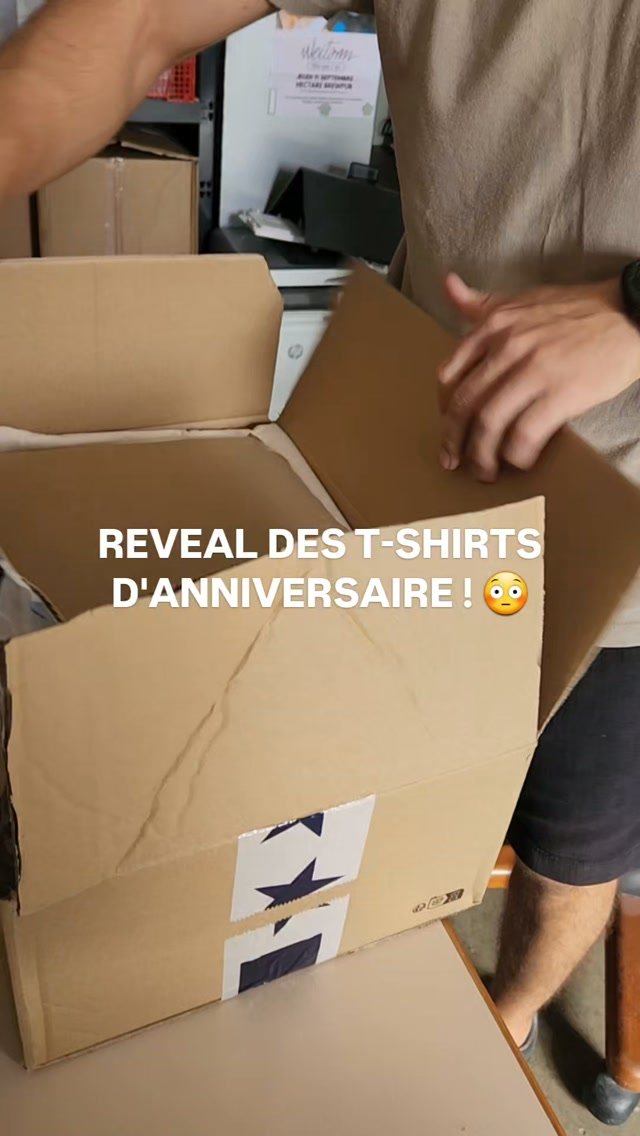 ON VOUS DÉVOILE LES TSHIRTS 😱
Ahah, mais pas le design réalisé en collaboration avec @artdevivre.maison ..! 🤭

Rdv samedi pour avoir votre sérigraphie spécial des 2 ans !🤩🎨👕 

👉 2 choix s'offrent à vous : 
1. Vous arrivez à obtenir l'un des 20 exemplaires 
2. Vous ramenez VOTRE tee-shirt et réalisez la sérigraphie directement sur place avec @artdevivre.maison

--
📅 Samedi 26 septembre 
📍 @weitam.brasserie
🍻 16h00-23h00
🎂 Entrée gratuite 
-- 
#weitam #weitammicrobrasserie #weitamfeteses2ans #sérigraphie #artdevivre